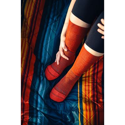Ponožky dvojvrstvové s jemným lemom WANAK z merino vlny TMAVO ORANŽOVÉ